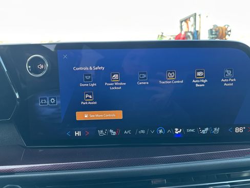 Used 2024 Chevrolet Traverse RS image 66