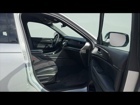 Used 2025 Jeep Grand Cherokee Altitude image 20