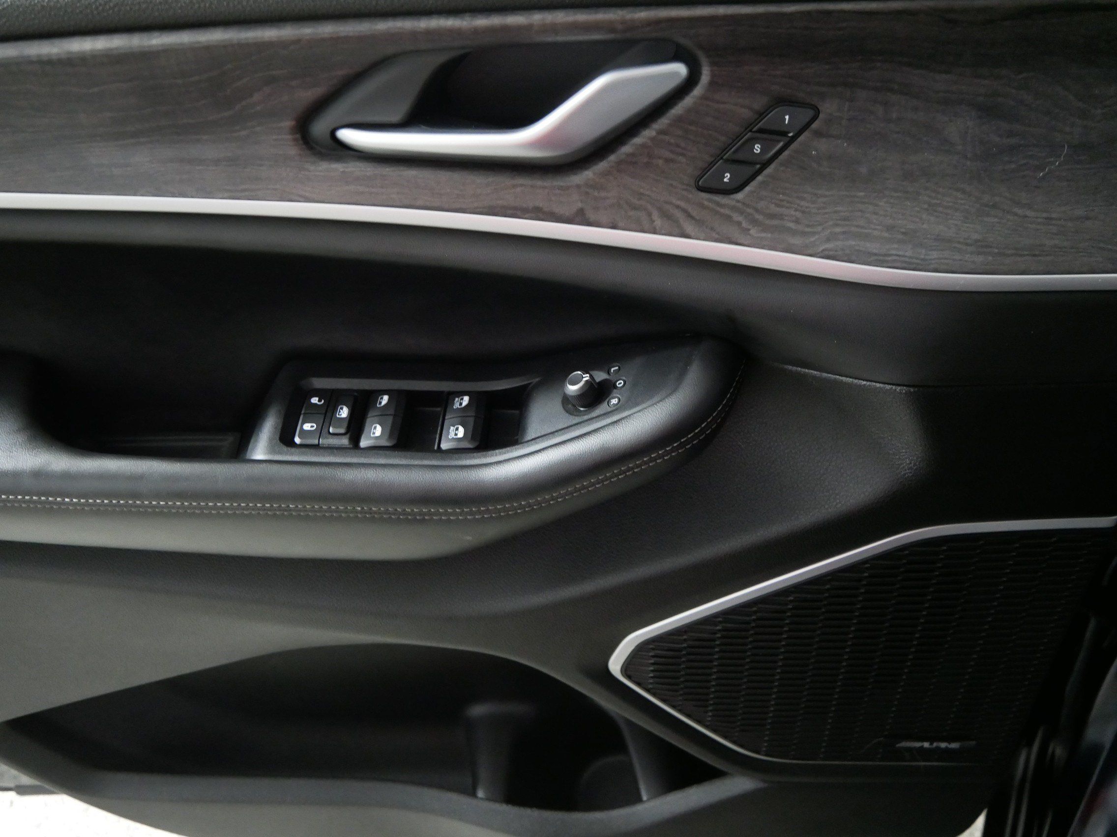 Used 2023 Jeep Grand Cherokee L Limited AWD/4WD image 19