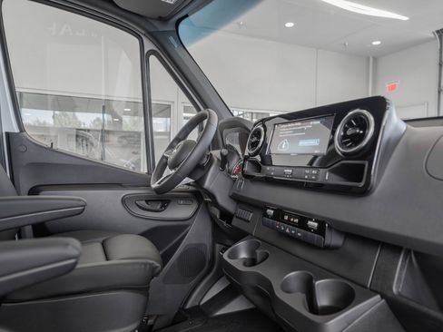 Used 2025 Mercedes-Benz Sprinter 2500 image 17
