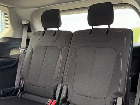 Used 2023 Jeep Grand Cherokee L Laredo image 7