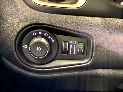 Used 2016 Jeep Renegade Limited image 11