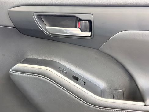 Used 2021 Toyota Highlander XLE AWD/4WD image 41