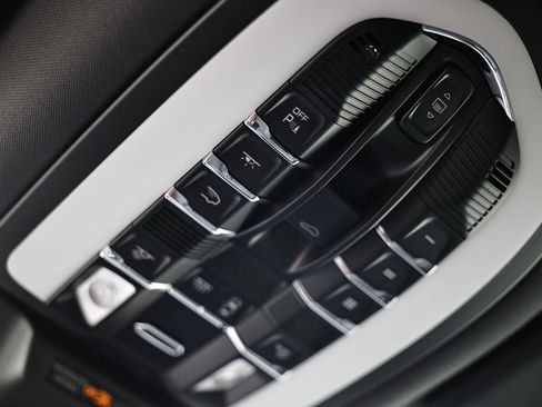 Certified 2024 Porsche Macan image 43