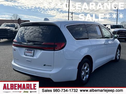 Used 2022 Chrysler Pacifica Touring-L image 3