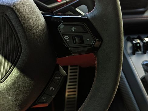 Used 2020 Lamborghini Huracan EVO image 30