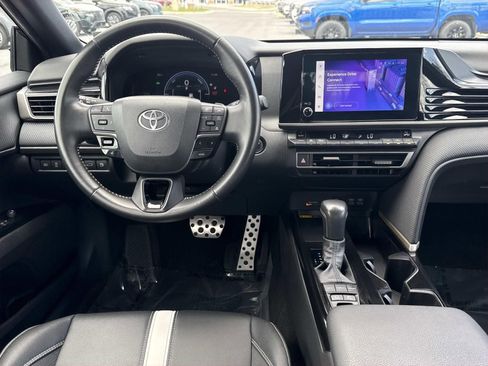 Used 2025 Toyota Camry SE image 8