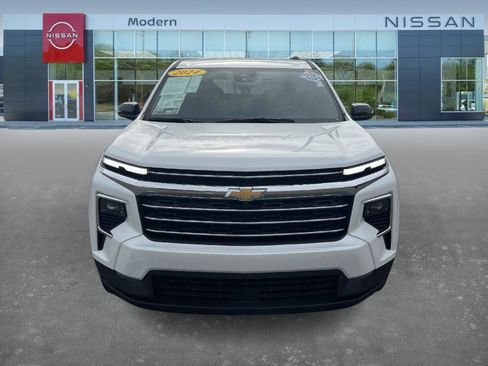 Used 2024 Chevrolet Traverse LT image 2