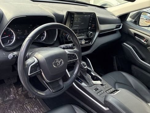 Used 2022 Toyota Highlander XLE image 12