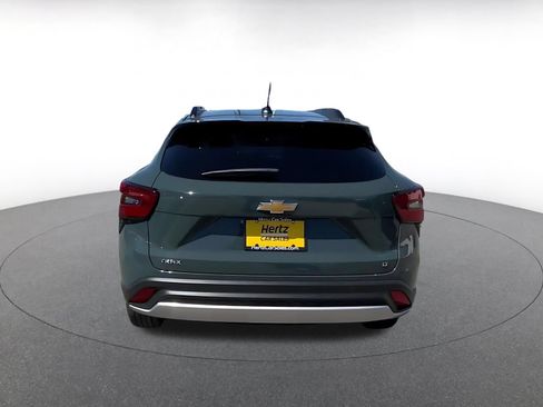 Used 2025 Chevrolet Trax LT FWD image 12