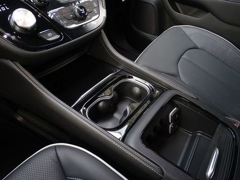 New 2024 Chrysler Pacifica Limited w/ S Appearance Package image 24