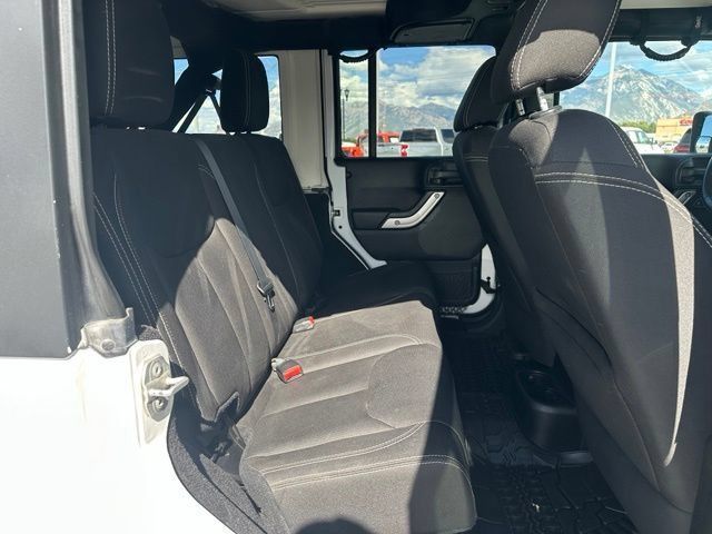 Used 2016 Jeep Wrangler Unlimited Sahara w/ Connectivity Group AWD/4WD image 27