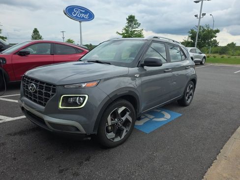 Used 2022 Hyundai Venue Limited w/ Cargo Package FWD image 2