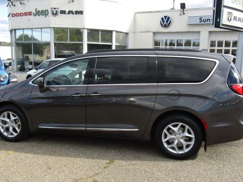 Used 2010 Chrysler Town & Country LX image 1