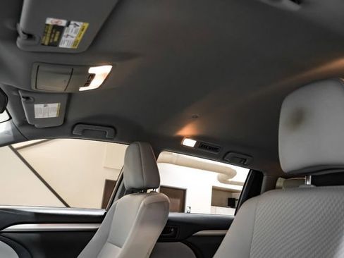 Used 2018 Toyota Highlander LE image 32