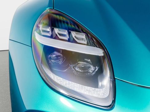 Used 2025 Aston Martin V8 Vantage Coupe image 24