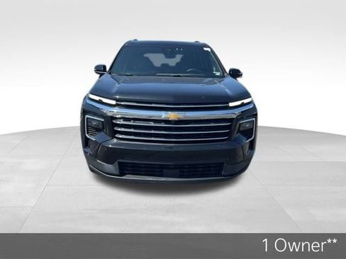 Used 2025 Chevrolet Traverse LT image 2