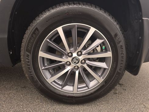 Used 2019 Toyota Highlander XLE AWD/4WD image 35