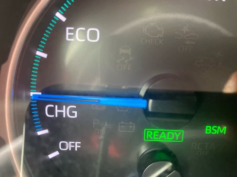 Used 2022 Toyota RAV4 LE AWD/4WD image 16