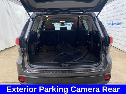 Used 2018 Toyota Highlander LE AWD/4WD image 10