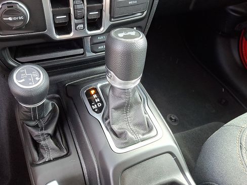 Certified 2025 Jeep Wrangler Unlimited Sahara AWD/4WD image 4