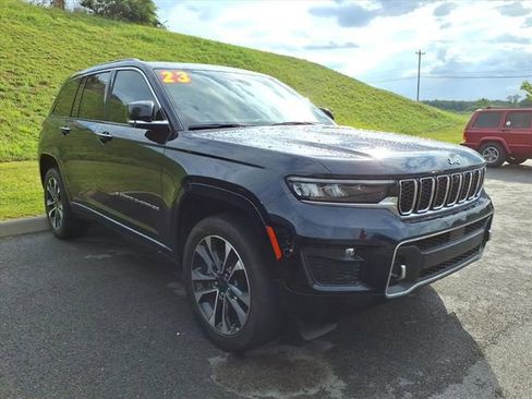 Used 2023 Jeep Grand Cherokee Overland w/ Adv Protech Group III AWD/4WD image 11