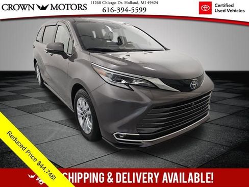Certified 2023 Toyota Sienna Platinum AWD/4WD image 1