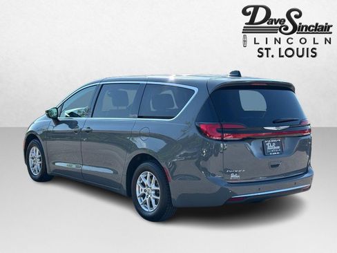 Used 2023 Chrysler Pacifica Touring-L FWD image 5