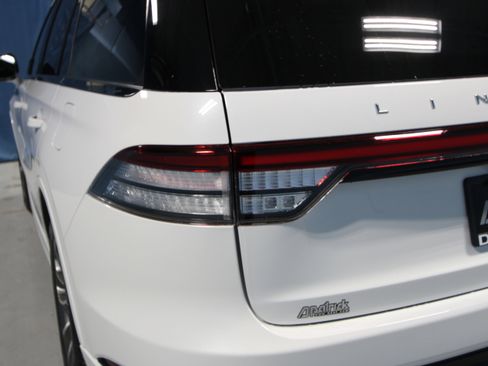 New 2026 Lincoln Aviator AWD w/ Jet Appearance Package image 34