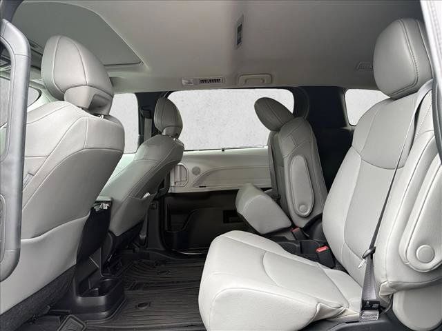 Used 2025 Toyota Sienna XLE AWD/4WD image 23