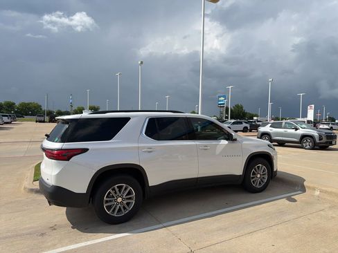 Used 2022 Chevrolet Traverse LT FWD image 2
