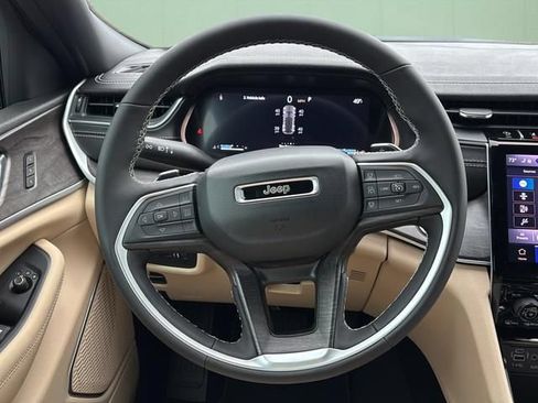 Used 2025 Jeep Grand Cherokee Limited AWD/4WD image 29