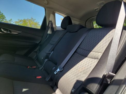 Used 2018 Nissan Rogue SV image 17