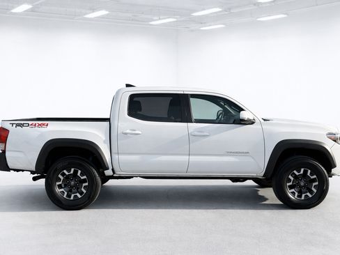 Used 2017 Toyota Tacoma TRD Off-Road AWD/4WD image 5