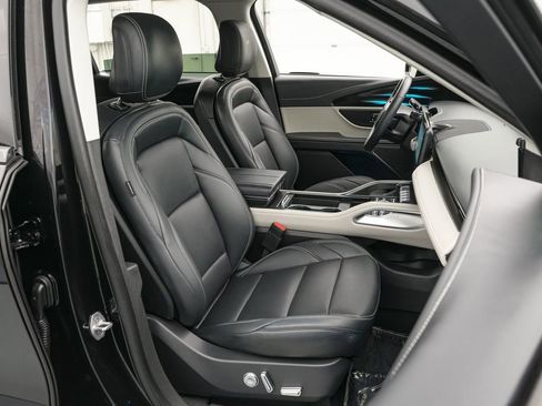 Used 2025 Lincoln Nautilus Premier image 31