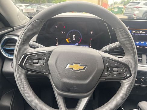 Used 2025 Chevrolet Trax LT FWD image 33