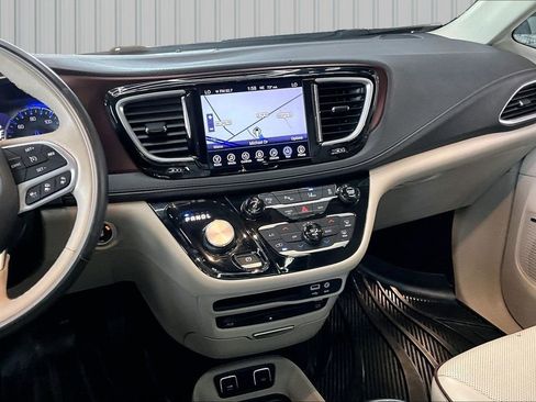 Used 2017 Chrysler Pacifica Limited FWD image 9