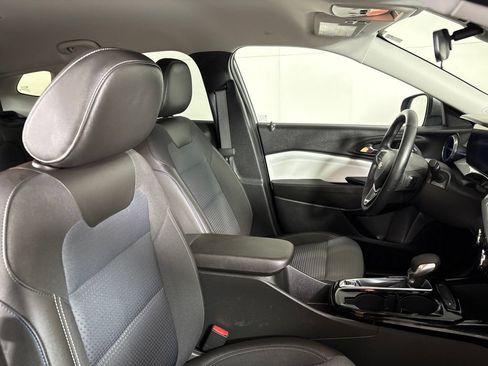 Used 2025 Chevrolet Trax LT w/ LT Convenience Package FWD image 17