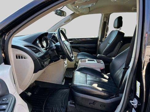 Used 2015 Chrysler Town & Country Touring image 11