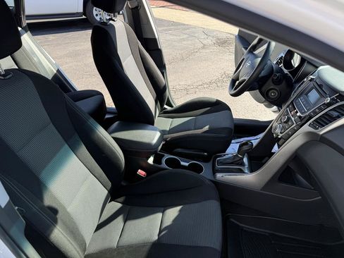Used 2017 Hyundai Elantra GT FWD image 19
