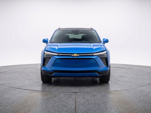 Used 2025 Chevrolet Blazer LT image 2