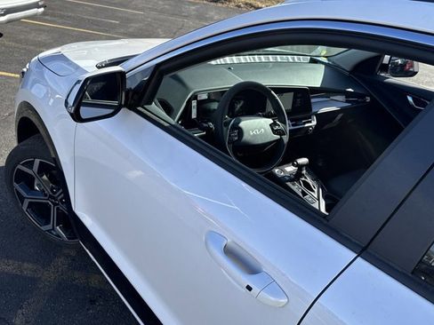 New 2025 Kia Niro EX Touring image 17