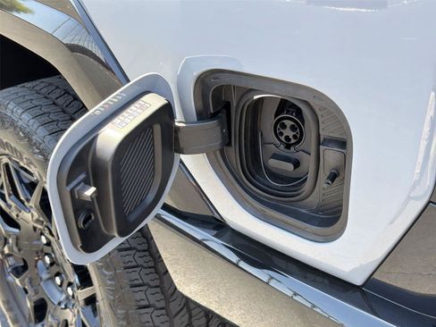 Used 2025 GMC Hummer EV 2X AWD/4WD image 10