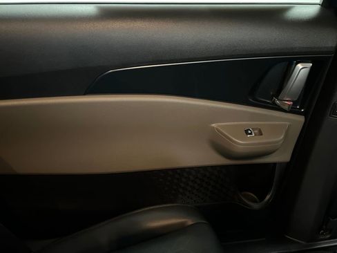 Used 2025 Kia Carnival image 16