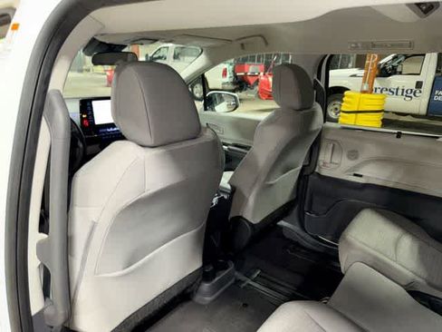Certified 2022 Toyota Sienna LE FWD image 28