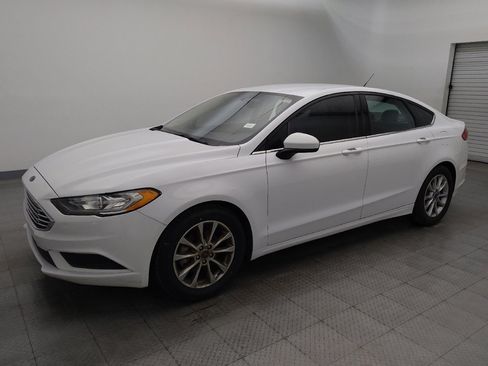 Used 2017 Ford Fusion SE w/ Fusion SE Technology Package image 2