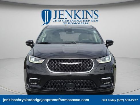 Used 2024 Chrysler Pacifica Touring-L FWD image 12