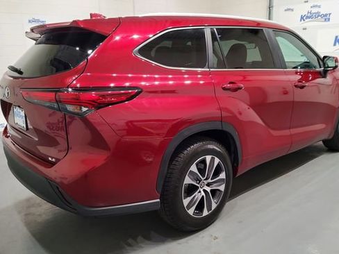 Used 2023 Toyota Highlander XLE FWD image 3