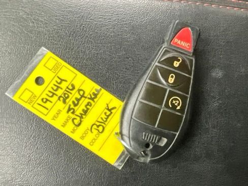 Used 2016 Jeep Cherokee Trailhawk w/ Cold Weather Group image 22