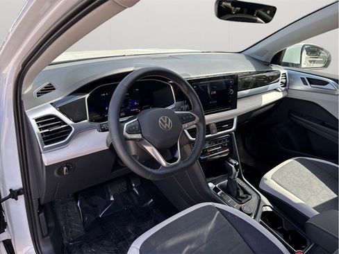 Used 2025 Volkswagen Taos SE AWD/4WD image 6